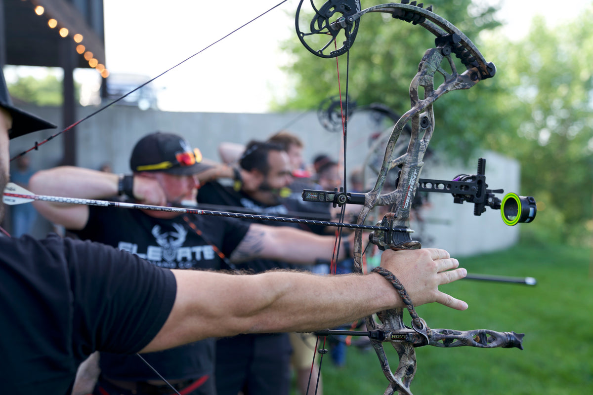 ELEVATE STAND CO. TREE HANG ON STANDS CLIMBING STICKS HUNTING